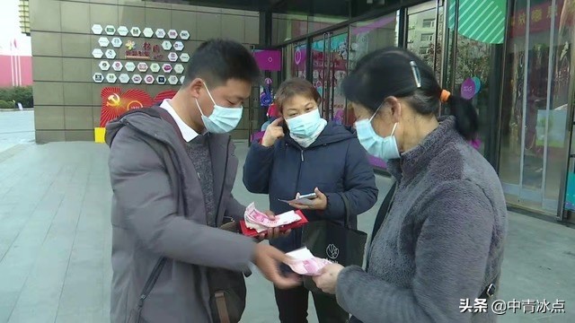 南京一水果店倒闭，店主退500多人会员卡余额，为还钱打三份工，曾报警找“债主”  第1张