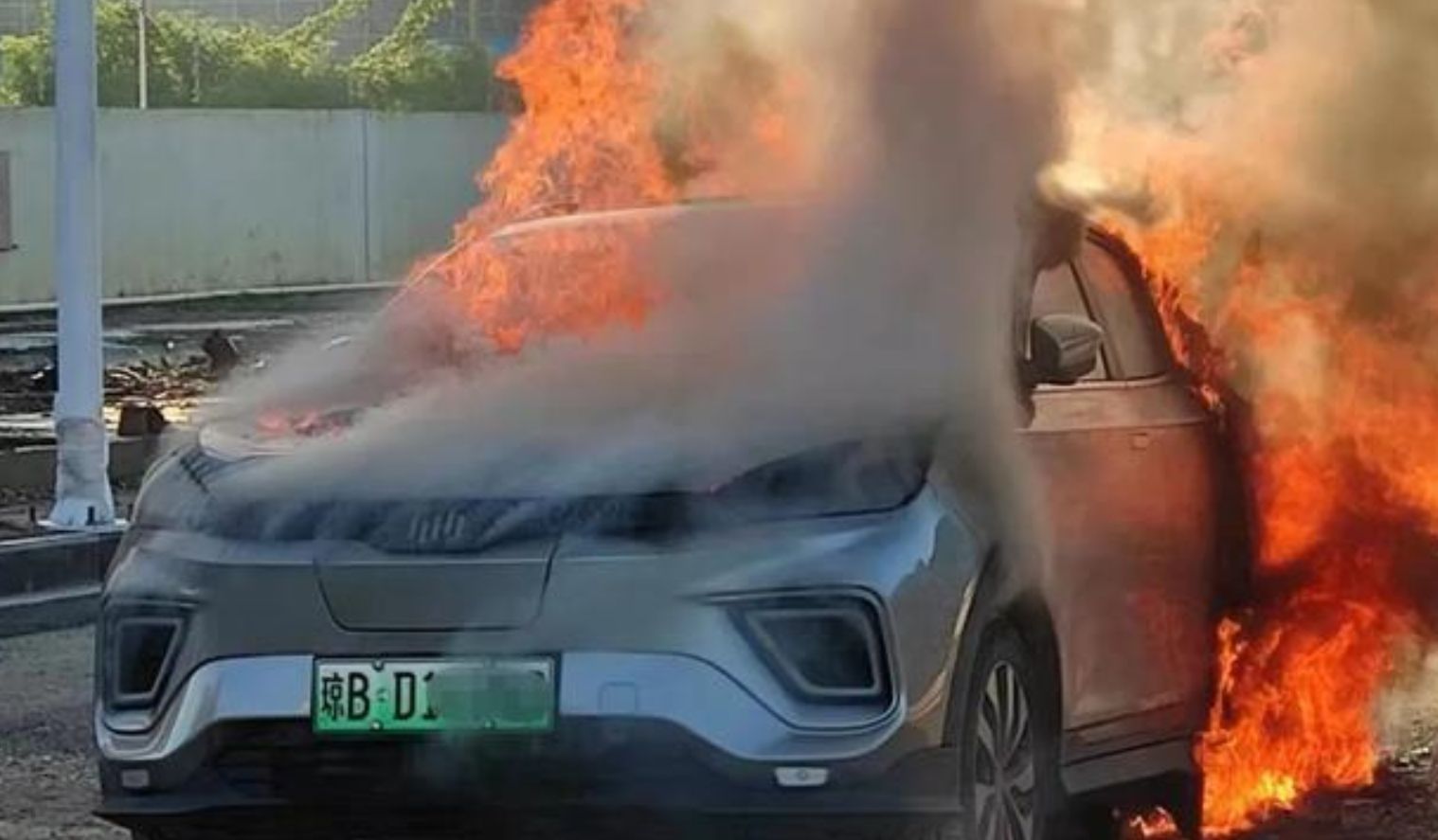 3天内“两连烧”！海南某品牌电动汽车当街自燃 1年半内烧了6辆  第2张
